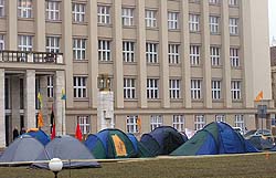 Помаранчеві не збираються згортати свої намети